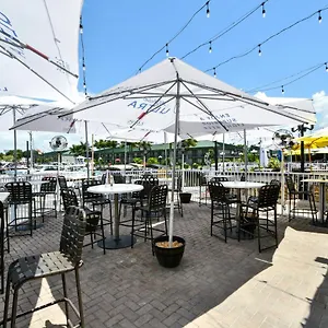 Aparthotel Remodeled, Huge Pool, Tiki Bar & Grill, Quiet